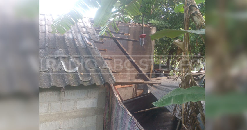 Colapasa techo de vivienda en Somoto.   Foto: Cortesía / Radio ABC Stereo Colapasa techo de vivienda en Somoto.   Foto: Cortesía / Radio ABC Stereo