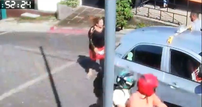 El incidente ocurrió mientras el conductor transportaba a tres pasajeras.  Foto: Captura de pantalla. El incidente ocurrió mientras el conductor transportaba a tres pasajeras.  Foto: Captura de pantalla.