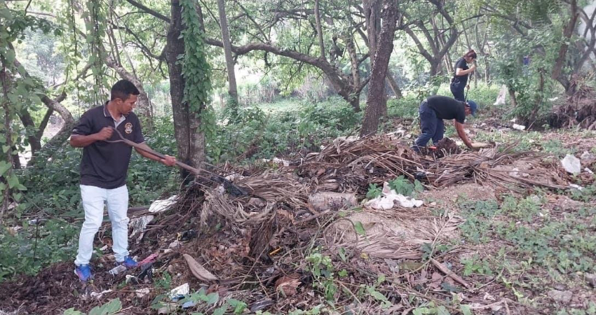 Funcionarios públicos limpian área donde es prohibido botar basura. Foto: Alcaldía de Yalagüina Funcionarios públicos limpian área donde es prohibido botar basura. Foto: Alcaldía de Yalagüina