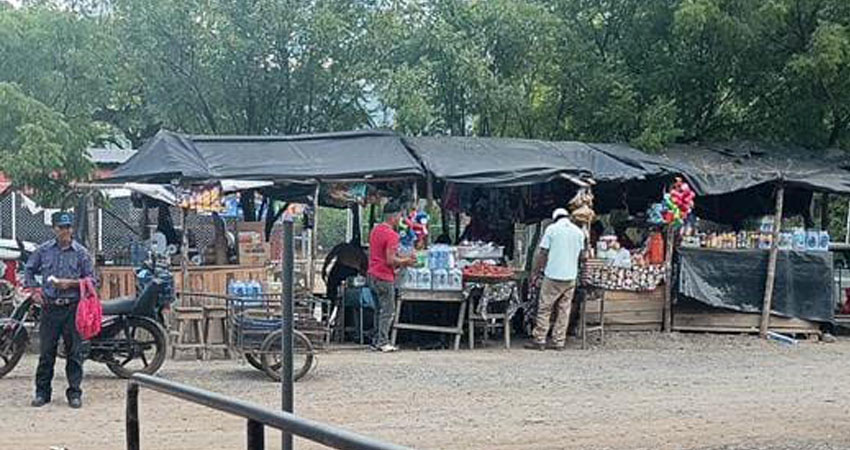 Puestos de comida ubicados en las cercanías del hospital de Ocotal. Foto: Cortesía/Radio ABC Stereo Puestos de comida ubicados en las cercanías del hospital de Ocotal. Foto: Cortesía/Radio ABC Stereo