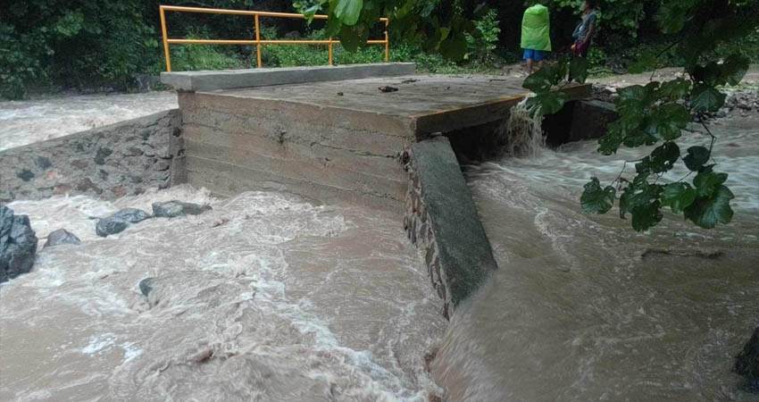Tormenta tropical causó daños en puente de Cusmapa. Foto: Cortesía/Radio ABC Stereo Tormenta tropical causó daños en puente de Cusmapa. Foto: Cortesía/Radio ABC Stereo
