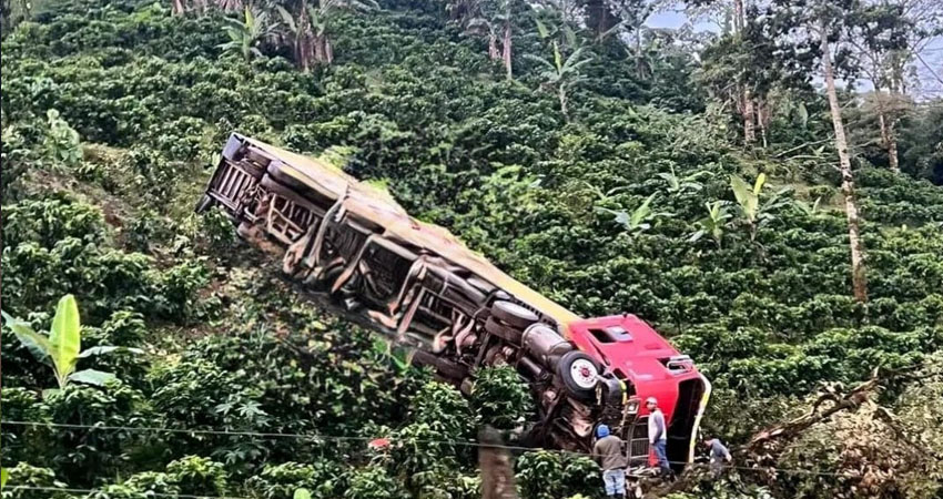 Vuelco de furgón deja varias personas lesionadas. Foto: Cortesía/Radio ABC Stereo Vuelco de furgón deja varias personas lesionadas. Foto: Cortesía/Radio ABC Stereo