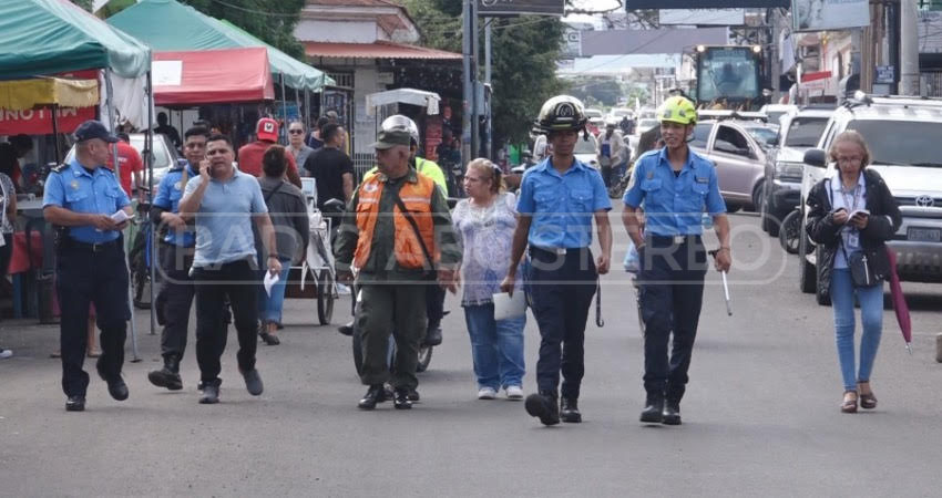 Recorrido por avenida central de cara a las noches de compras. Foto: Cortesía/Radio ABC Stereo