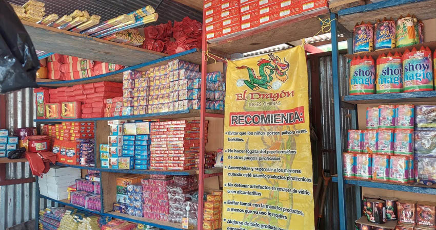 Inician la instalación de puestos de pólvora en Somoto. Foto: Denis García/Radio ABC Stereo. Inician la instalación de puestos de pólvora en Somoto. Foto: Denis García/Radio ABC Stereo.