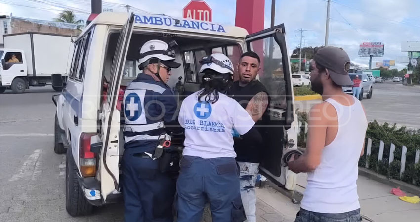 El agresor atacó con un arma blanca a la víctima y posteriormente huyó del lugar.
