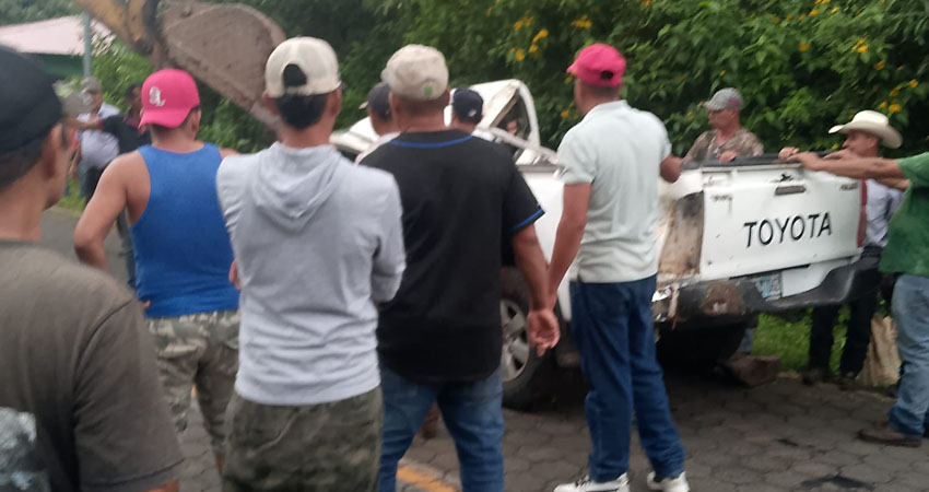 De milagro, el conductor salió completamente ileso del accidente, que dejó considerables daños materiales en su vehículo.