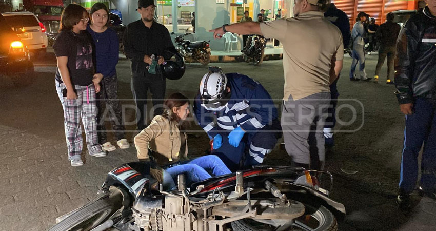 Un motociclista, que aparentemente adelantó por la derecha, terminó impactando a la motociclista, que se transportaba junto a una menor de edad.