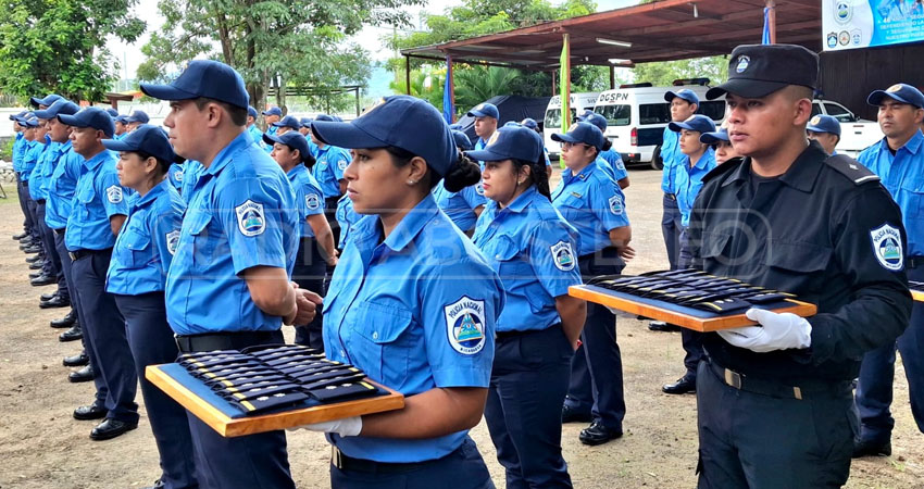 72 oficiales fueron ascendidos en grados. Foto: José Enrique Ortega/Radio ABC Stereo