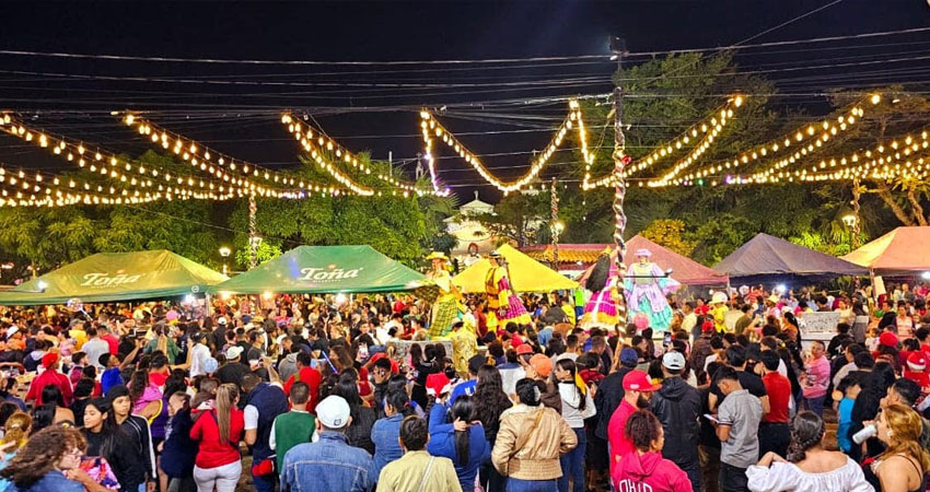 Portada: Las Noches de Compras Navideñas son características de Estelí. Foto: Archivo