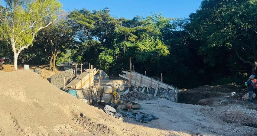 El nuevo puente facilitará el cruce sobre la cuenca. El proyecto también contempla el adoquinado de dos calles adyacentes.
