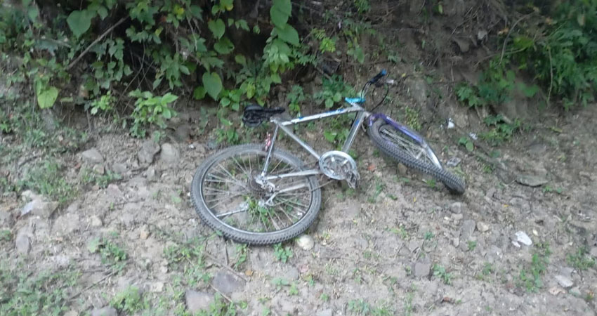 La víctima descendía una pendiente cuando una de las llantas presentó fallas.