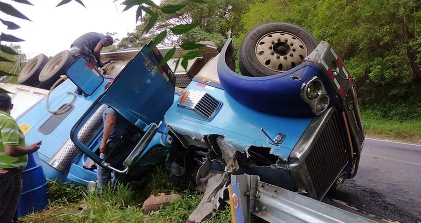 El conductor viajaba desde Costa Rica hacia Guatemala. Foto: Juan Fco. Dávila/Radio ABC Stereo El conductor viajaba desde Costa Rica hacia Guatemala. Foto: Juan Fco. Dávila/Radio ABC Stereo