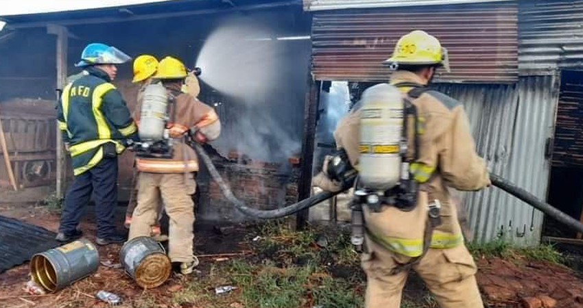 Bomberos atendieron la emergencia. Foto: Juan Fco. Dávila/Radio ABC Stereo Bomberos atendieron la emergencia. Foto: Juan Fco. Dávila/Radio ABC Stereo