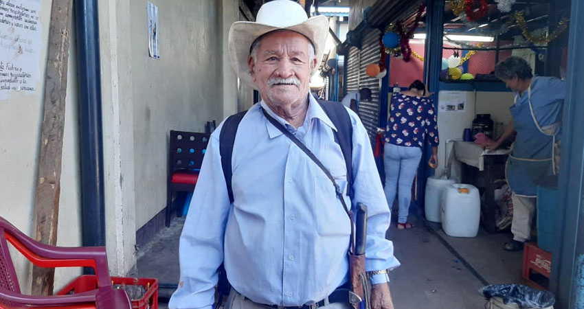 Don Ignacio Cruz Benavides sale todos los días en busca del pan de cada día. Foto: Famnuel Úbeda/Radio ABC Stereo