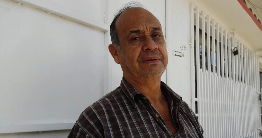 El profesor Jairo Toruño venderá personalmente el alcohol. Foto: Archivo