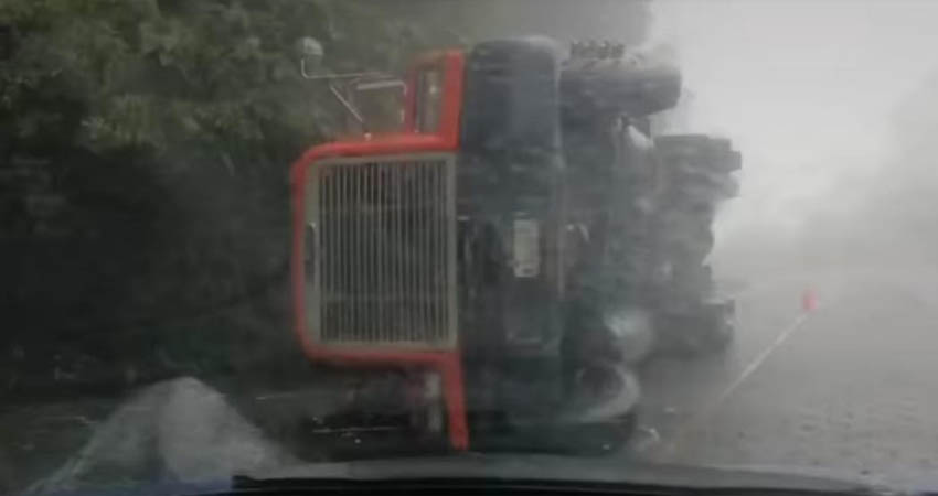 Rastra volcada en Jinotega. Foto: Cortesía/Radio ABC Stereo Rastra volcada en Jinotega. Foto: Cortesía/Radio ABC Stereo