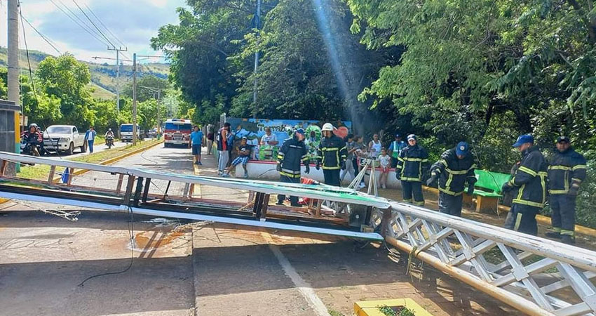 Ráfagas de viento provocaron la caída de valla publicitaria.