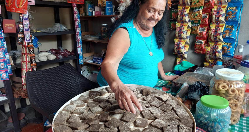 Victoria Vizcay elabora gofios en Somoto. Foto: Denis García/Radio ABC Stereo Victoria Vizcay elabora gofios en Somoto. Foto: Denis García/Radio ABC Stereo