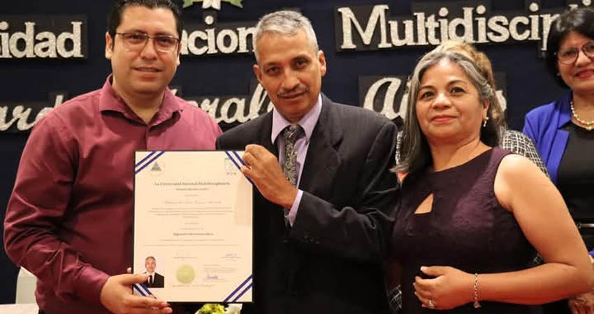 A sus 56 años de edad, Vladimir Carazo se graduó como ingeniero electromecánico. Foto: Cortesía/Radio ABC Stereo