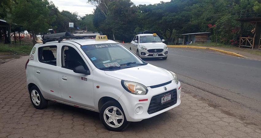 Taxistas recorren las calles de Somoto, atendiendo el incremento en la demanda de diciembre. Foto: Denis García/Radio ABC Stereo Taxistas recorren las calles de Somoto, atendiendo el incremento en la demanda de diciembre. Foto: Denis García/Radio ABC Stereo