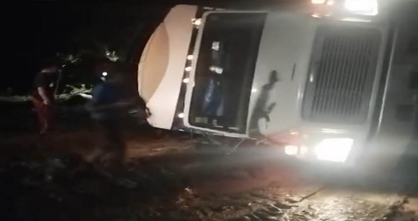 Aparentes fallas mecánicas causaron el vuelco de un camión lleno de pasajeros. Foto: Cortesía/Radio ABC Stereo Aparentes fallas mecánicas causaron el vuelco de un camión lleno de pasajeros. Foto: Cortesía/Radio ABC Stereo