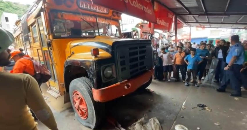 El accidente dejó a más de 16 heridos, entre ellos dos con fracturas graves. Foto: Cortesía/YES TV El accidente dejó a más de 16 heridos, entre ellos dos con fracturas graves. Foto: Cortesía/YES TV