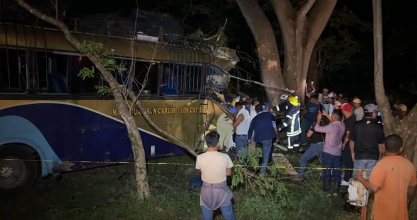 El autobús quedó totalmente destruido. Foto: Cortesía/María Auxiliadora Aragón Mtv Chontales El autobús quedó totalmente destruido. Foto: Cortesía/María Auxiliadora Aragón Mtv Chontales