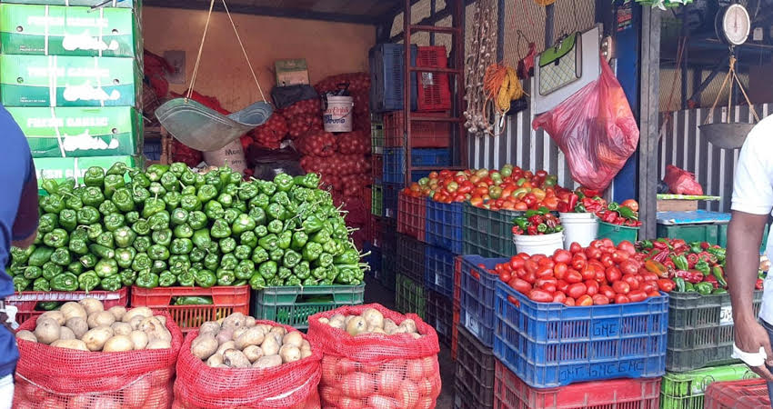Comerciantes en el mercado Alfredo Lazo reportan alzas en los precios de productos esenciales como cebolla, papa y zanahoria. Foto: Famnuel Úbeda /Radio ABC Stereo.
