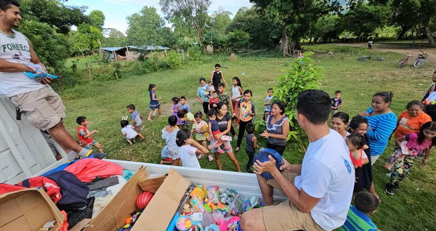 Voluntarios recorren comunidades para entregar juguetes a niños en situación de vulnerabilidad esta Navidad. Foto: Cortesía/Fundación Mi Corazón Es Tu Corazón Voluntarios recorren comunidades para entregar juguetes a niños en situación de vulnerabilidad esta Navidad. Foto: Cortesía/Fundación Mi Corazón Es Tu Corazón