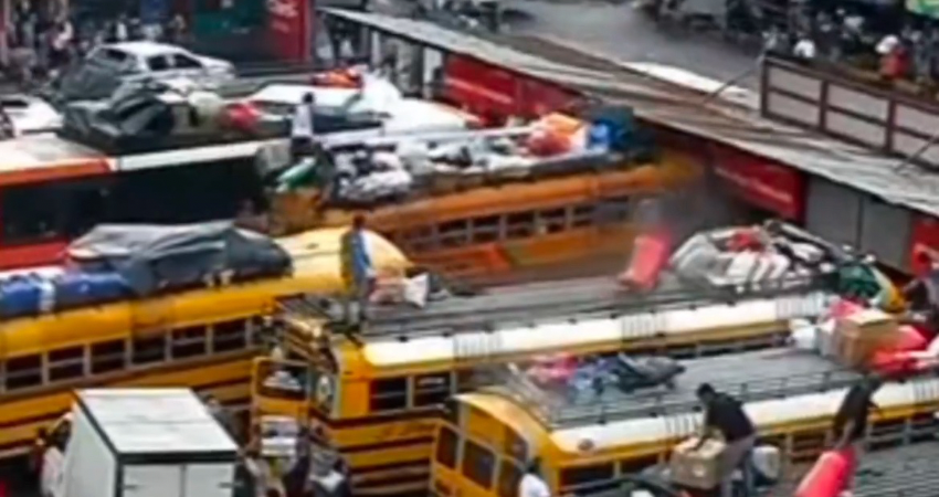 El bus se estrelló contra una caseta. Foto: Cortesía El bus se estrelló contra una caseta. Foto: Cortesía