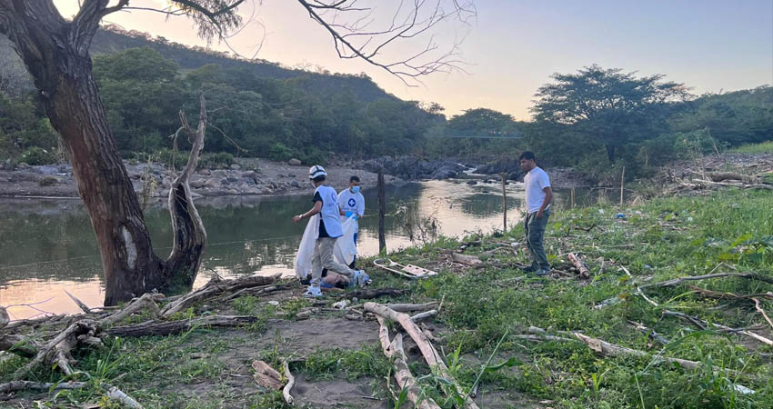 Familiares y amigos lamentan la tragedia ocurrida en la Poza El Recodo. Foto: Cortesía/Radio Jinotega 102.1 Familiares y amigos lamentan la tragedia ocurrida en la Poza El Recodo. Foto: Cortesía/Radio Jinotega 102.1