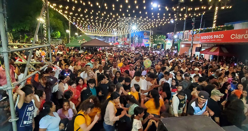 Miles de asistentes en la primera Noche de Compras de este diciembre. Foto: Cortesía/Radio ABC Stereo