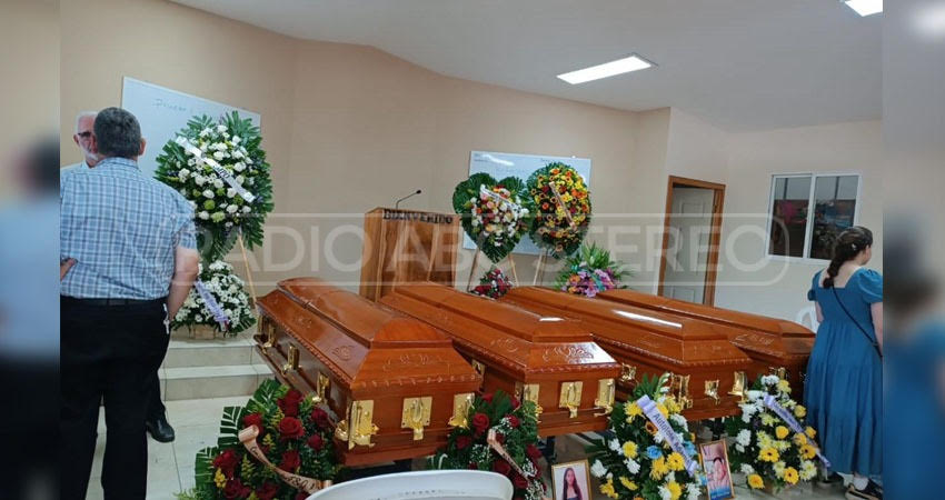 Familiares y amigos dan el último adiós a los cuatro ahogados en la Poza El Recodo. Foto: Mauricio Rivera/Radio ABC Stereo Familiares y amigos dan el último adiós a los cuatro ahogados en la Poza El Recodo. Foto: Mauricio Rivera/Radio ABC Stereo