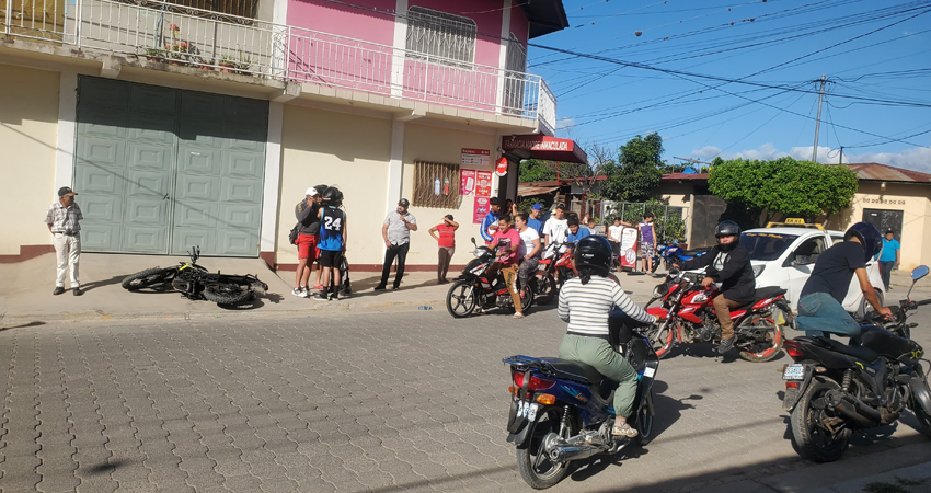 El conductor de la motocicleta salió ileso, a diferencia del adulto mayor que le acompañaba. Foto: José Enrique Ortega/Radio ABC Stereo