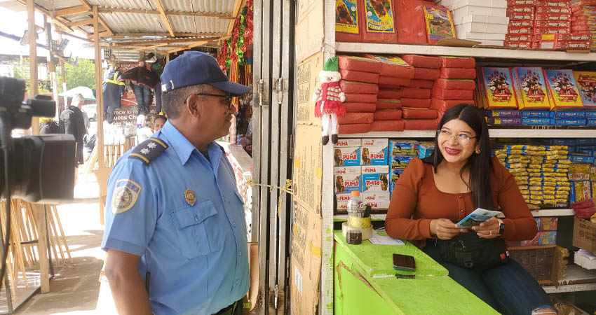 Parte de la iniciativa es distribuir brochures informativos a vendedores de pólvora/ José Enrique Ortega/Radio ABC Stereo Parte de la iniciativa es distribuir brochures informativos a vendedores de pólvora/ José Enrique Ortega/Radio ABC Stereo