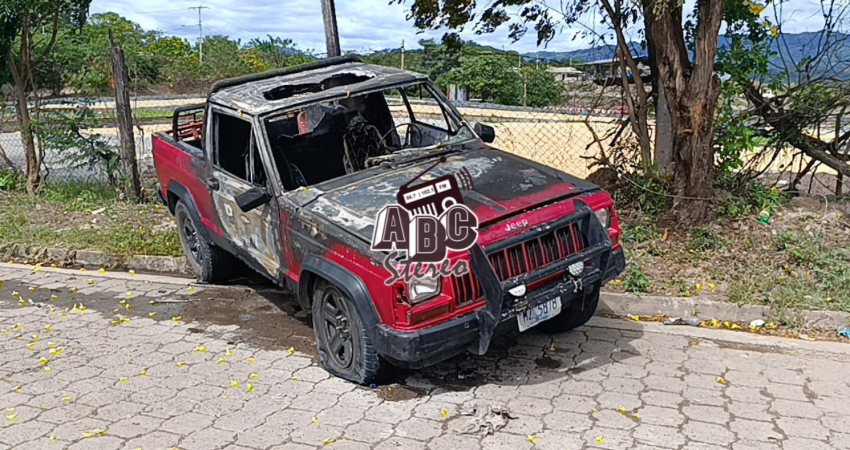 La camioneta quedó parcialmente calcinada. Foto: Jacdiel Rivera Cornejo/Radio ABC Stereo